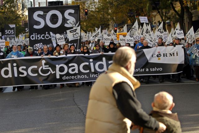 Χιλιάδες Ισπανοί με ειδικές ανάγκες διαδήλωσαν κόντρα στη λιτότητα